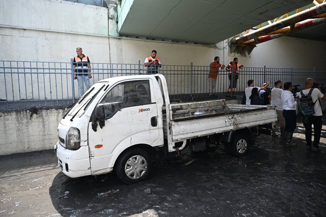 İstanbul'da sağanak hayatı felç etti! Araçlar sular altında kaldı 53